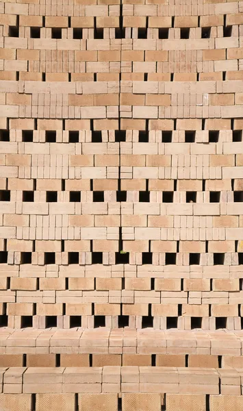 Tijolos empilhados em uma fábrica de tijolos — Fotografia de Stock