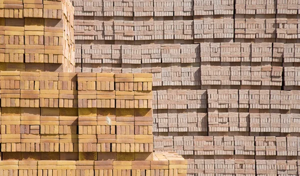 Briques empilées dans une usine de briques — Photo