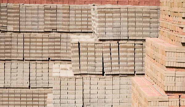 Tijolos empilhados em uma fábrica de tijolos — Fotografia de Stock