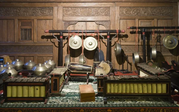 Instruments de musique traditionnelle gamelane indonésienne sur Bali . — Photo
