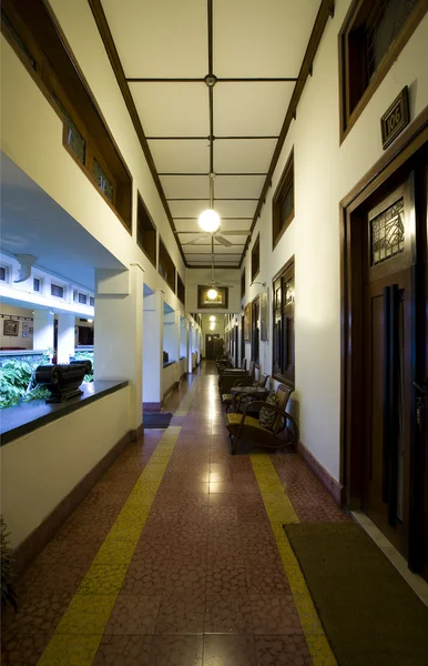 Hallen på ett hotell i art déco-stil i solo, indonesia — Stockfoto