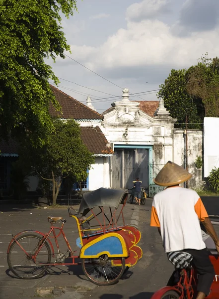 Escena callejera con becak en la zona de Kraton en Solo, Indonesia — Foto de Stock