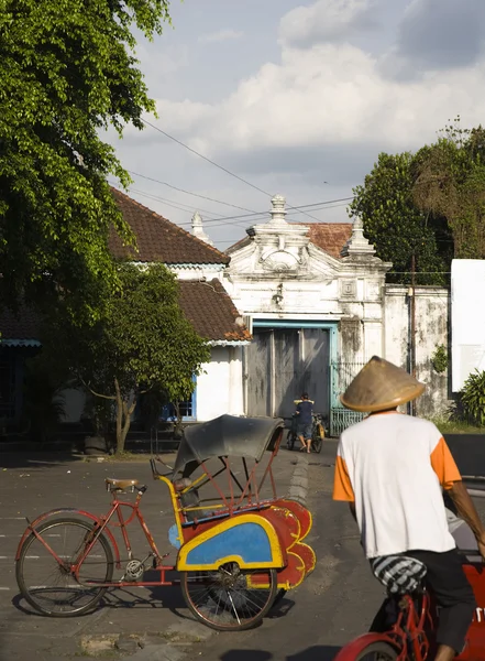 Gatubilden med becak i området kraton i solo, indonesia — Stockfoto