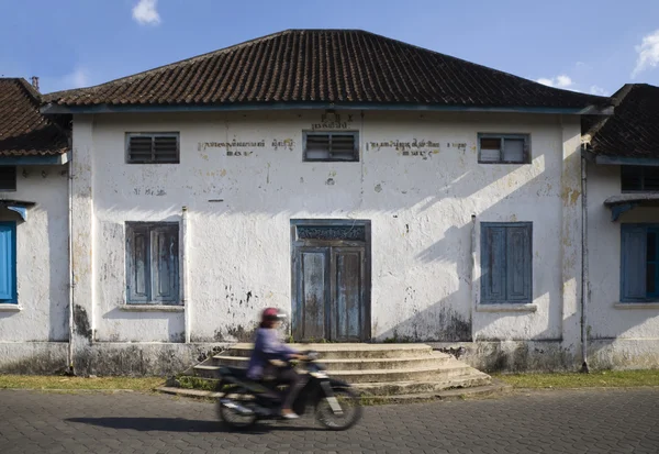 Indonesian motorbike driving on the streets of Solo in the Kraton area. — Stock Photo, Image