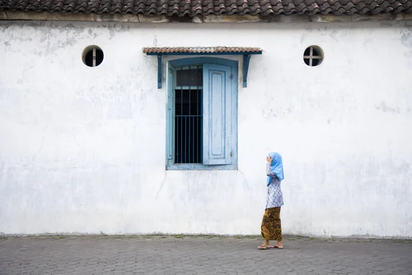 Мусульманская женщина ходит по улице — стоковое фото
