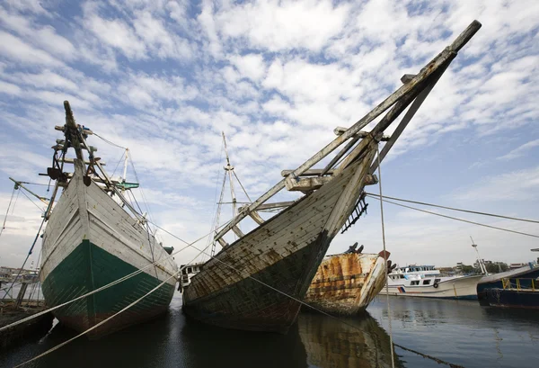 Makassar schooners (pinisi) in Paotere harbor, the old port of Makassar — Stock Photo, Image