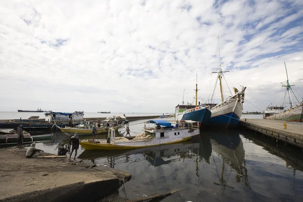 Schooners Makassar (pinisi) nel porto di Paotere, il vecchio porto di Makassar — Foto Stock