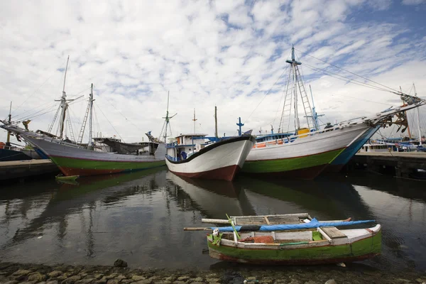 Schooners Makassar (pinisi) nel porto di Paotere, il vecchio porto di Makassar , — Foto Stock