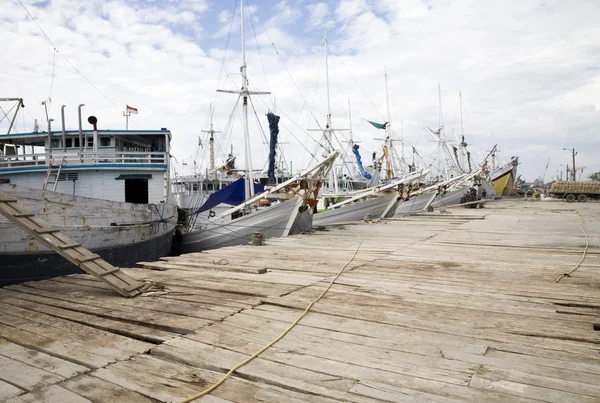 Škunery Makassar (pinisi) v paotere přístavu, starý přístav makassar, — Stock fotografie