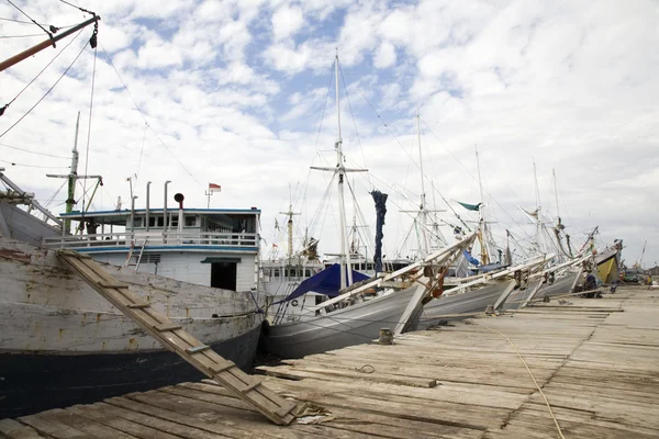 Goletas Makassar (pinisi) en el puerto de Paotere, el antiguo puerto de Makassar , —  Fotos de Stock