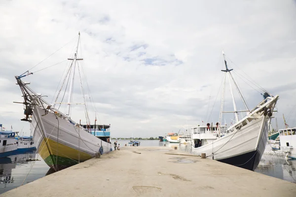 Schooners Makassar (pinisi) nel porto di Paotere, il vecchio porto di Makassar , — Foto Stock