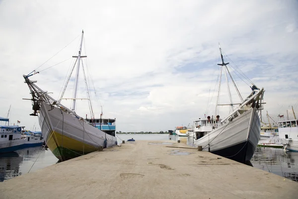 Goletas Makassar (pinisi) en el puerto de Paotere, el antiguo puerto de Makassar, Indonesia —  Fotos de Stock