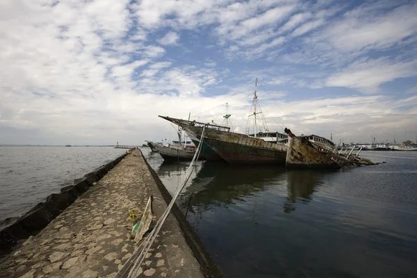 Schooners Makassar (pinisi) nel porto di Paotere, il vecchio porto di Makassar, Indonesia — Foto Stock