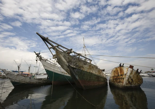 Makassar schooners (pinisi) in Paotere harbor, the old port of Makassar, Indonesia — Stock Photo, Image