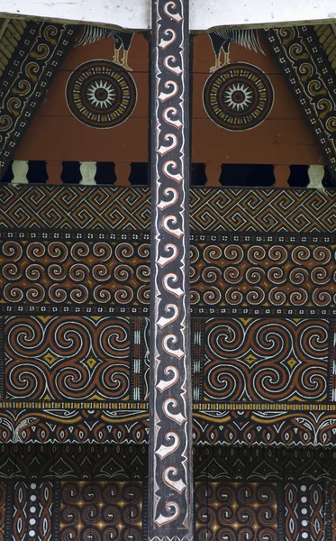 Detalhe da fachada de uma casa tradicional Toraja (tongkonan ) — Fotografia de Stock