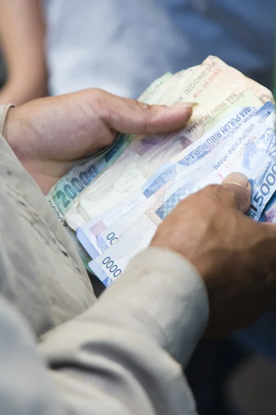 Counting money during a cock fight in Sulawsi, Indonesia — Stock Photo, Image