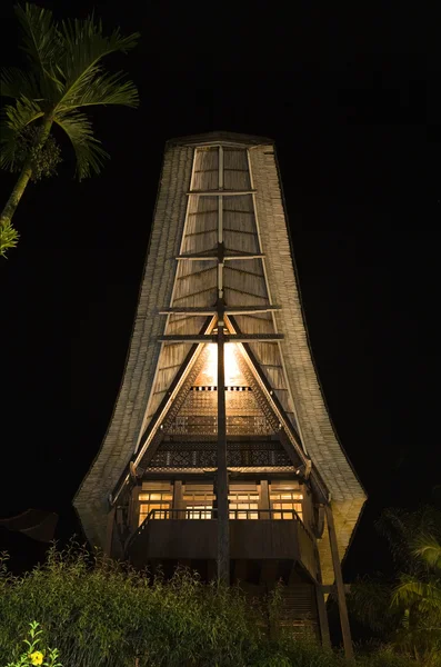 Tradiční dům Toraja (tongkonan) v noci — Stock fotografie