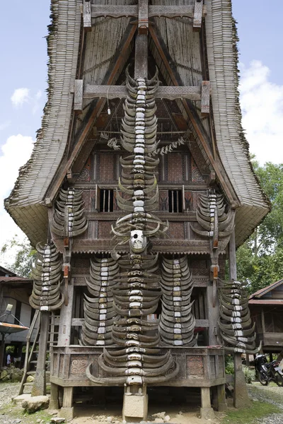 Tradiční dům (tongkonan) v tana toraja sulawesi, Indonésie — Stock fotografie