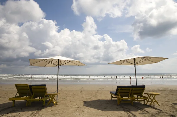 Solstolar på kuta beach, bali — Stockfoto