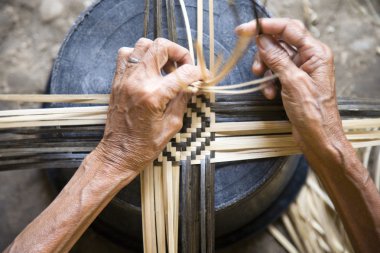 lombok köyünde dokuma bambu