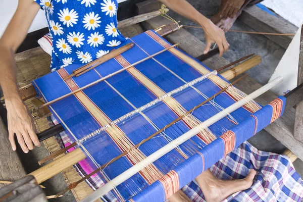 Традиционное текстильное плетение в деревне Ломбок — стоковое фото