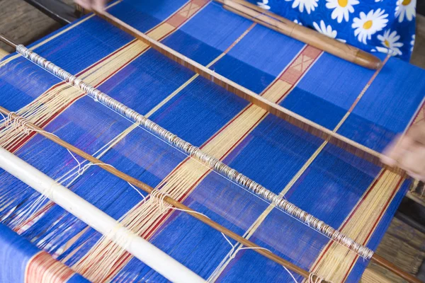 Traditionele textiel weven in een dorp lombok — Stockfoto