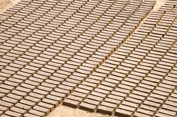 Geleneksel tuğla fabrikası tuğla Lombok, Endonezya güneşte kurutma — Stok fotoğraf