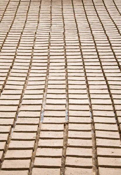 传统砖工厂砖干燥的太阳在龙目岛，印度尼西亚 — 图库照片