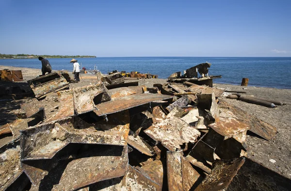 Hagyományos scrap yard egy elsüllyedt hajó a Lombok, Indonézia — Stock Fotó