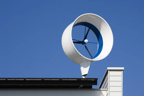 Residentiële windturbine op een huis in almere, Nederland — Stockfoto