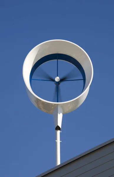 Жилая ветряная турбина на доме в Алмере, Нидерланды — стоковое фото