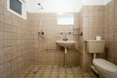 kahverengi zemin ile eski boş banyo