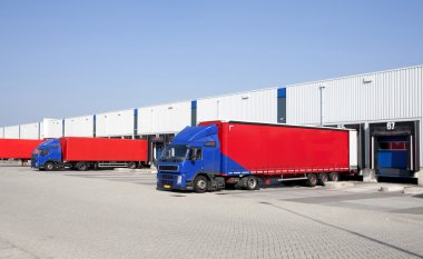 Kamyon yükleme ve indirme bölümü yükleniyor