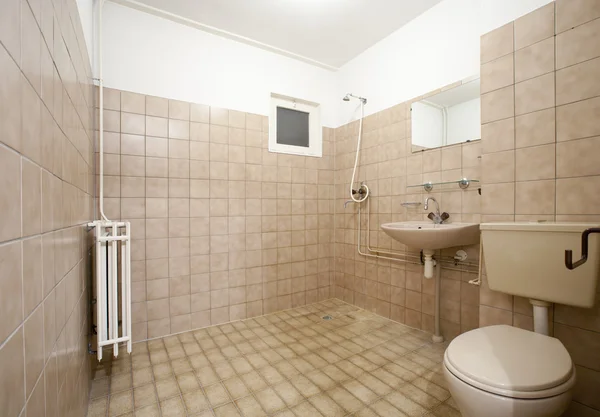 Stará prázdná koupelna s hnědé dlaždice — Stock fotografie