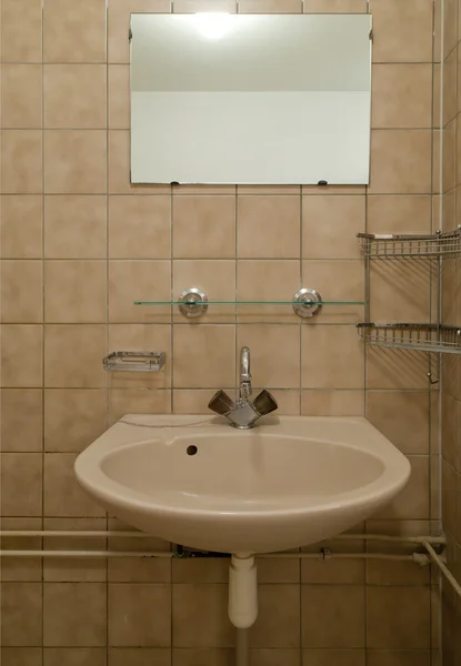 Gamla tomma badrum med ljusbrun plattor — Stockfoto