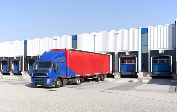 Loading bay for loading and unloading trucks — Stock Photo, Image