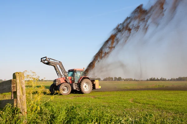 Agricultor está bombeando água para fora de uma vala — Fotografia de Stock