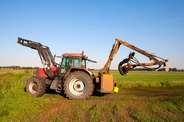 Traktor, vízszivattyú egy holland polder területén — Stock Fotó