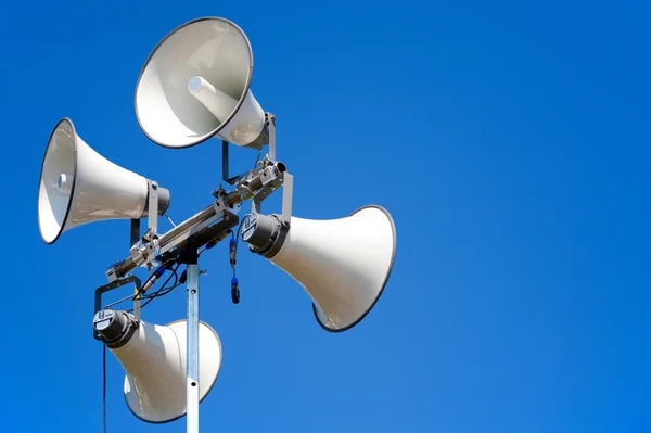 Public access system with 4 speakers on a large pole — Stock Photo, Image