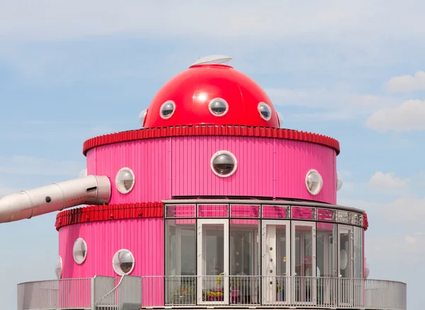 El programa de televisión Klokhuis construyó un Klokhuis, una casa diseñada por niños en Almere, Países Bajos —  Fotos de Stock