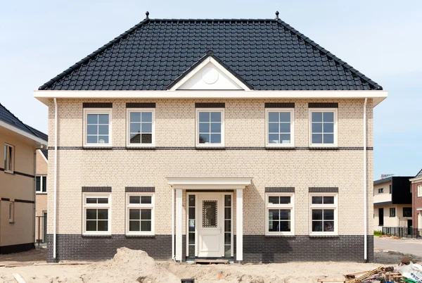 Новый большой дом в Алмере, Нидерланды — стоковое фото
