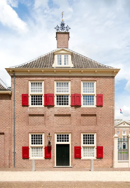 Traditionelles holländisches gebäude, teil des loo palastes in apeldoorn, den Niederlanden — Stockfoto