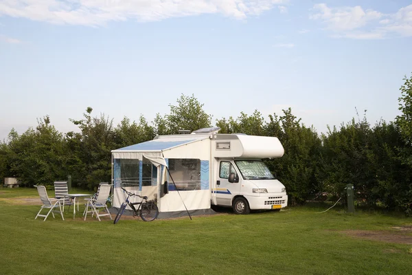 Camper geparkeerd op een camping in Nederland — Stockfoto