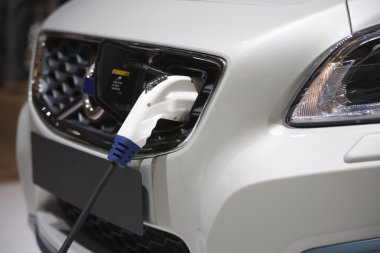 bir elektrikli araba ile takın