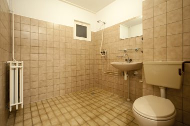 kahverengi zemin ile eski boş banyo