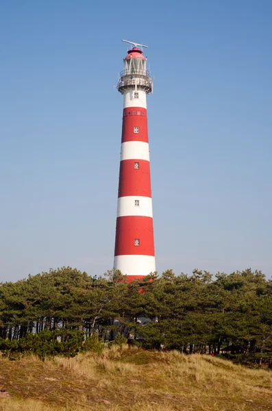 Mercusuar merah dan putih es di bukit pasir Ameland, Belanda — Stok Foto