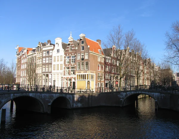 Kanál v Amsterdamu na slunečné zimní odpoledne. — Stock fotografie