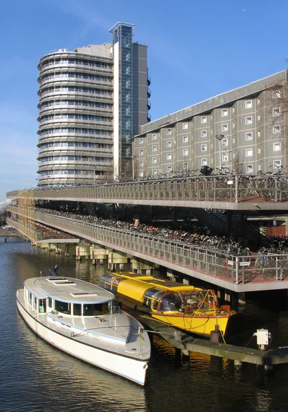 Un aparcamiento para bicicletas de tres niveles en Amsterdam, Holanda —  Fotos de Stock