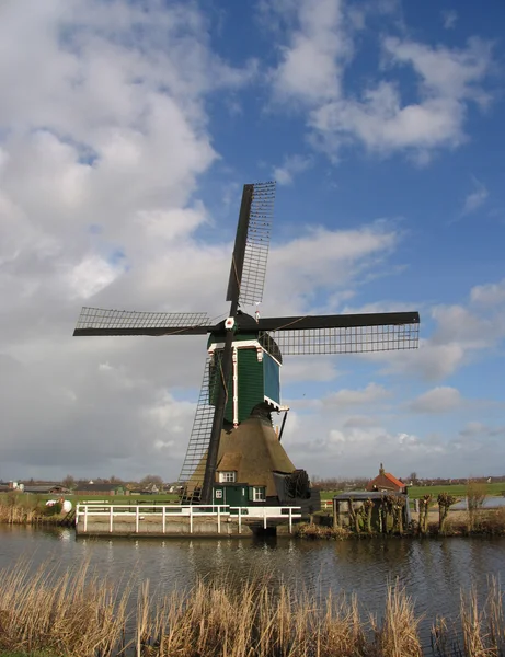 A Dutch windmill in Groot-Ammers, the Alblasserwaard, Holland — Stock Photo, Image