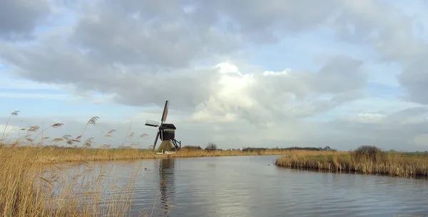 Molino de viento holandés en Sreefkerk, Países Bajos — Foto de Stock